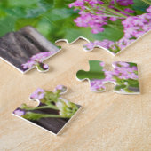 Bluebird-Männchen auf Zaunpfosten im Blumengarten Puzzle (Seite)