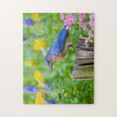 Bluebird-Männchen auf Zaunpfosten im Blumengarten Puzzle (Vertikal)