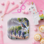 Bluebird singt auf einem Grapevine Pappteller (Party)