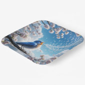 Bluebird singt auf einem Kirschbaumzweig Pappteller (Gewinkelt)