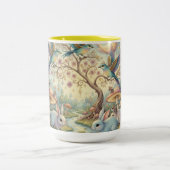 Bluebirds and Rabbits in a Dream Garden Zweifarbige Tasse (Mittel)