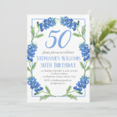 Bluebonnets 50. Geburtstag Blue Floral Texas Einladung (Stehend Vorderseite)