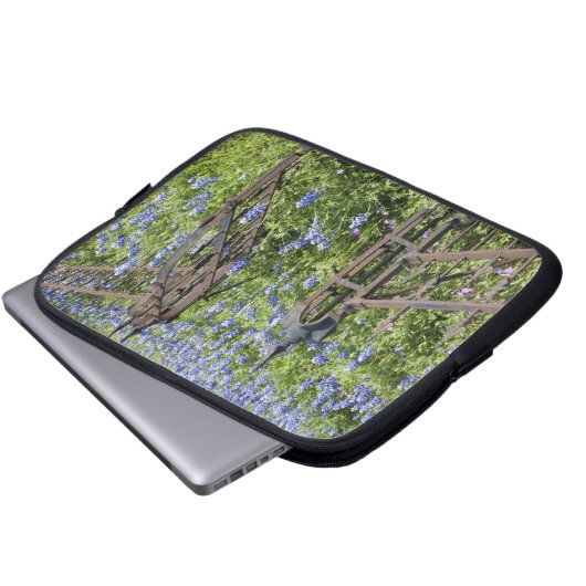 Bluebonnets und Phlox rund um den Friedhof Laptopschutzhülle (Vorne Knopf)