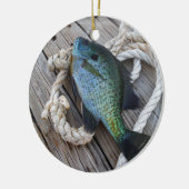 Bluegill auf Dock Keramik Ornament (Links)