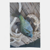 Bluegill auf Dock Küchentuch (Vertikal)