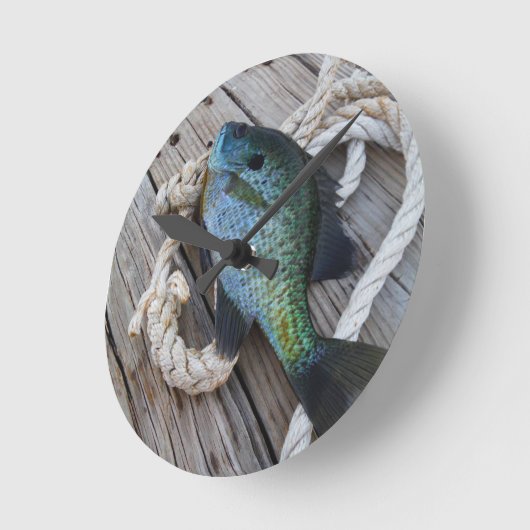 Bluegill auf Dock Runde Wanduhr (Winkel)