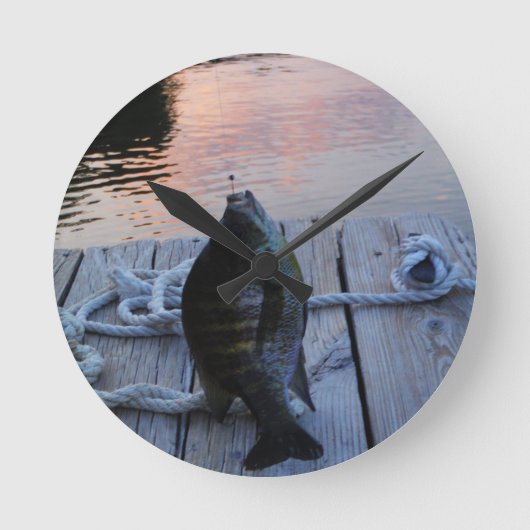 Bluegill bei Sonnenuntergang Lake Arrowhead Runde Wanduhr (Vorderseite)