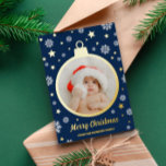 BlueSnowflakes & Gold Stars Frohe Weihnachtsbaumku Folien Feiertagskarte<br><div class="desc">Charmantes Marineblau und Goldfolie Frohe Weihnachtskarte mit Ihrem Foto in einem goldenen Folienbauble umgeben von weißen Schneeflocken und goldenen Folienstars mit Retro-Schriftart. Weihnachtskarte mit Schneeflocken-Thema mit Weihnachtskarte mit Ihrem Foto in einem baubelförmigen Rahmen aus Goldfolie. Mit dieser atemberaubenden Weihnachtskarte zum Thema Schneeflocken Weihnachten senden Sie Ihren Lieben herzliche Wünsche! Diese...</div>