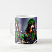 Bluetick Coonhound Fahrrad St. Patrick's Day Kaffeetasse (Vorderseite Links)