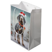 Bluetick Coonhound Hund im Schnee Weihnachten Mittlere Geschenktüte (Rückseite Schrägansicht)