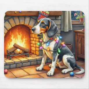Bluetick Coonhound Kamin mit Weihnachtslichtern Mousepad