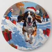Bluetick Coonhound läuft im Schnee mit Weihnachten Button (Vorderseite)