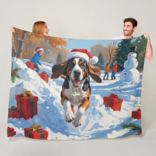 Bluetick Coonhound läuft im Schnee mit Weihnachten Fleecedecke