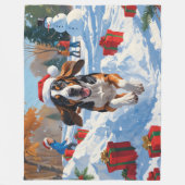 Bluetick Coonhound läuft im Schnee mit Weihnachten Fleecedecke (Vorderseite)