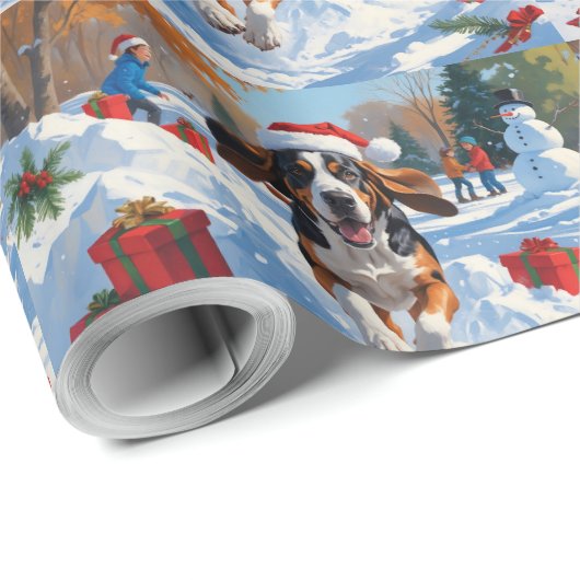 Bluetick Coonhound läuft im Schnee mit Weihnachten Geschenkpapier (Rolleneckpunkt)