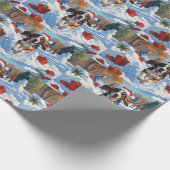 Bluetick Coonhound läuft im Schnee mit Weihnachten Geschenkpapier (Ecke)