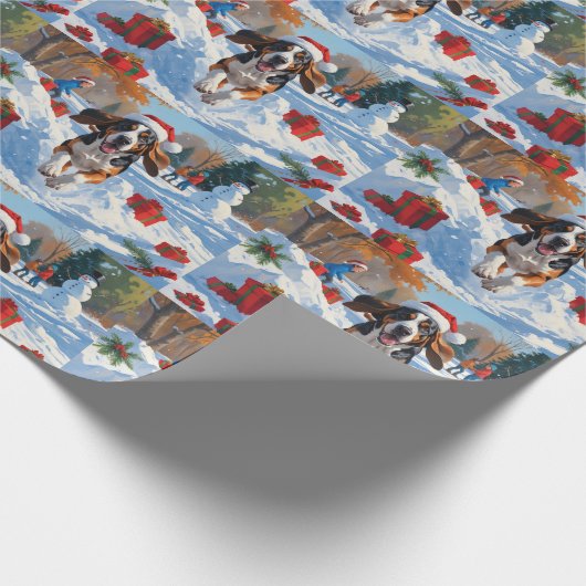 Bluetick Coonhound läuft im Schnee mit Weihnachten Geschenkpapier (Ecke)