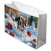 Bluetick Coonhound läuft im Schnee mit Weihnachten Große Geschenktüte (Rückseite Schrägansicht)