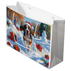 Bluetick Coonhound läuft im Schnee mit Weihnachten Große Geschenktüte
