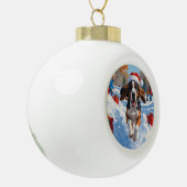 Bluetick Coonhound läuft im Schnee mit Weihnachten Keramik Kugel-Ornament (Links)