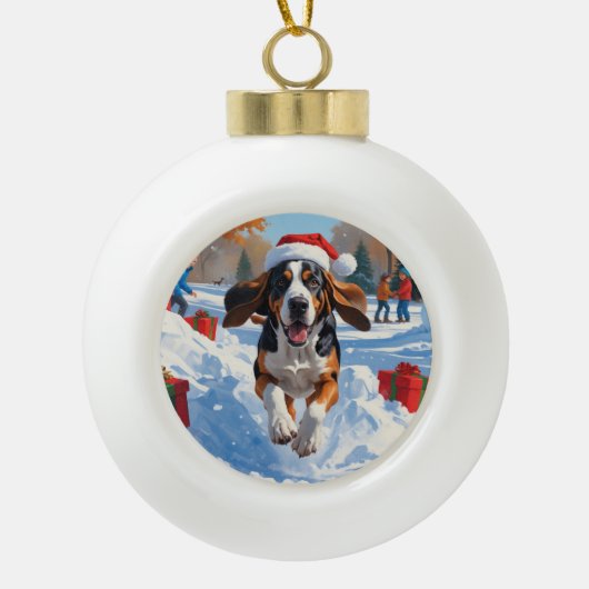 Bluetick Coonhound läuft im Schnee mit Weihnachten Keramik Kugel-Ornament (Vorderseite)