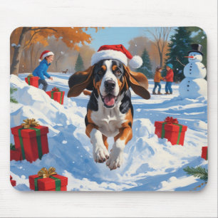 Bluetick Coonhound läuft im Schnee mit Weihnachten Mousepad