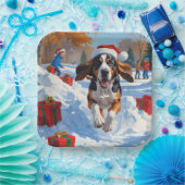 Bluetick Coonhound läuft im Schnee mit Weihnachten Pappteller (Party)