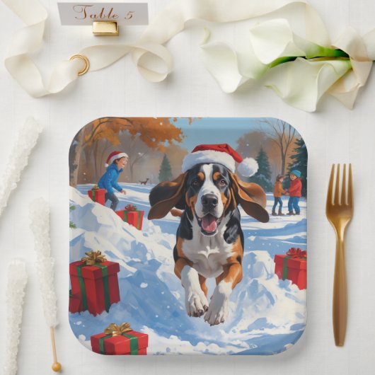 Bluetick Coonhound läuft im Schnee mit Weihnachten Pappteller (Hochzeit)