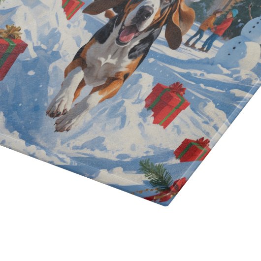Bluetick Coonhound läuft im Schnee mit Weihnachten Schneidebrett (Ecke)