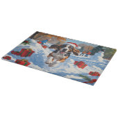 Bluetick Coonhound läuft im Schnee mit Weihnachten Schneidebrett (Ecke)