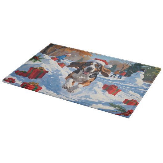 Bluetick Coonhound läuft im Schnee mit Weihnachten Schneidebrett (Ecke)