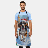 Bluetick Coonhound läuft im Schnee mit Weihnachten Schürze (Getragen)