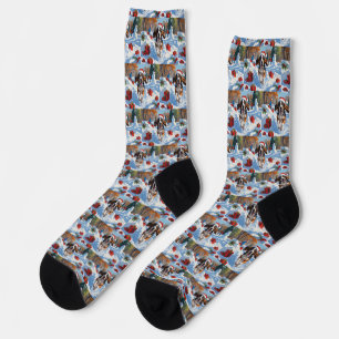 Bluetick Coonhound läuft im Schnee mit Weihnachten Socken