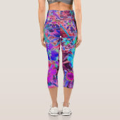 Blühen Abstrakte Lila und blaue Blume Capri Leggings (Rückseite)