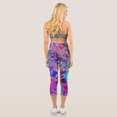 Blühen Abstrakte Lila und blaue Blume Capri Leggings (Rückseite)
