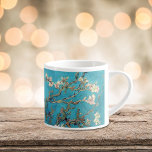 Blühende Almond Tree Vincent van Gogh Espressotasse<br><div class="desc">Eine kunsthistorische Espresso-Tasse mit Vincent van Gogh's,  Almond Blossoms (1890),  einem Ölgemälde aus der postimpressionistischen Zeit. Eines seiner bekanntesten Bilder. Schöne Baumzweige mit Frühlingsblumen gegen einen blauen Himmel.</div>