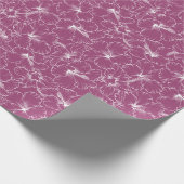 Blühende Blume aus weißem Hibiskus auf Himbeere Geschenkpapier (Ecke)