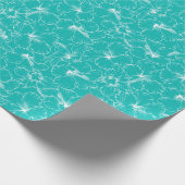 Blühende Blume aus weißem Hibiskus auf Türkis Geschenkpapier (Ecke)