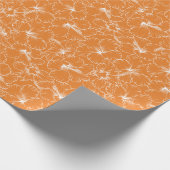 Blühende Blume des weißen Hibiskus auf Orange Geschenkpapier (Ecke)