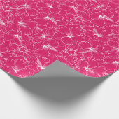 Blühende Blume des weißen Hibiskus auf Rosa Geschenkpapier (Ecke)