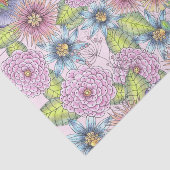 Blühende Blume und grüne Blätter in Rosa Seidenpapier (Ausschnitt)