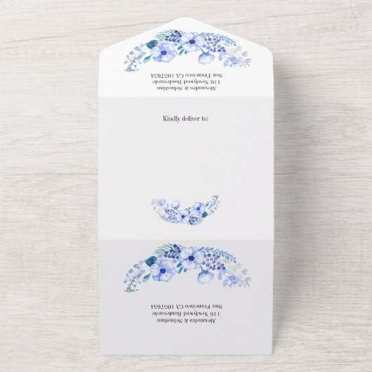 Blühende Blumen und Beeren vermischen sich in eine All In One Einladung (Außenbereich)