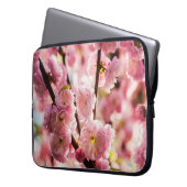 Blühende Erde - rosa Paradise Laptopschutzhülle (Vorderseite Links)