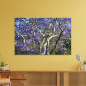 Blühende Jacaranda-Bäume im neuen Bauernpark, Leinwanddruck (Insitu (Wohnzimmer))