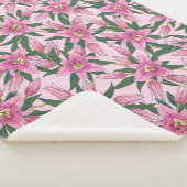 Blühende Lilien in Pastellrosa Sherpadecke (3/4)