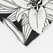 Blühende Lilien in Schwarz und Weiß Fleecedecke (Ecke)