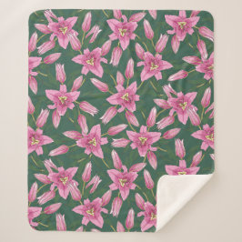 Blühende Lilien in tiefem Grün Sherpadecke