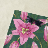 Blühende Lilien in tiefem Grün Strandtuch (Beispiel)