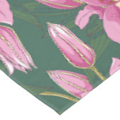 Blühende Lilien in tiefem Grün Tischdecke (Schrägansicht)