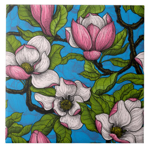 Blühende Magnolie auf blau Fliese